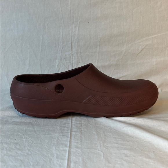 CROCS Men's 7/Womens 9 in Burgundy Slip-On Mammoth Mule Clogs - Picture 5 of 9